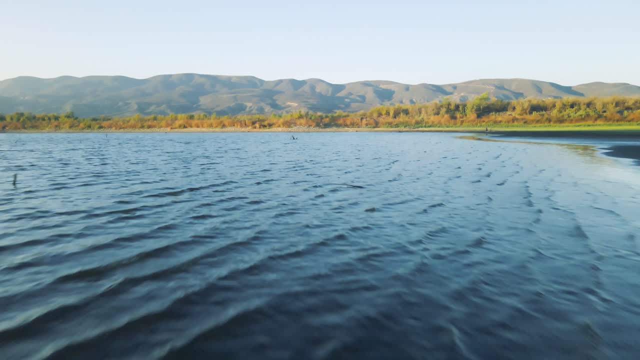 volando cerca del lago vail de agua