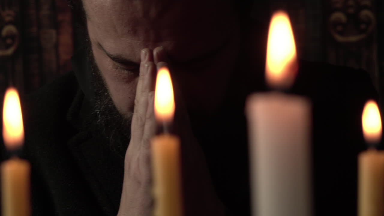 Sacerdote che Prega Davanti alle Candele dell'Altare, Primo Piano