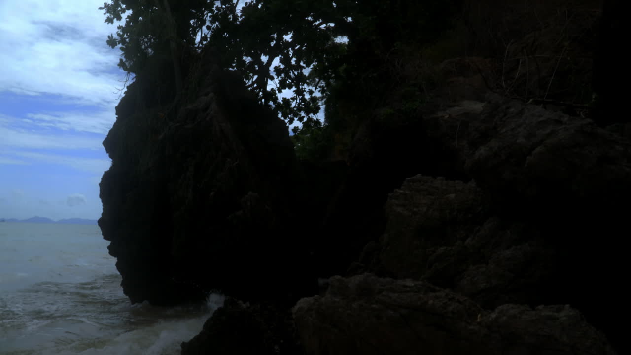 mirando las rocas en la playa en tailandia