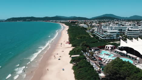 el avión no tripulado avanza sobre la playa internacional de jurerê, capturando la belleza costera prístina y las atractivas costas.