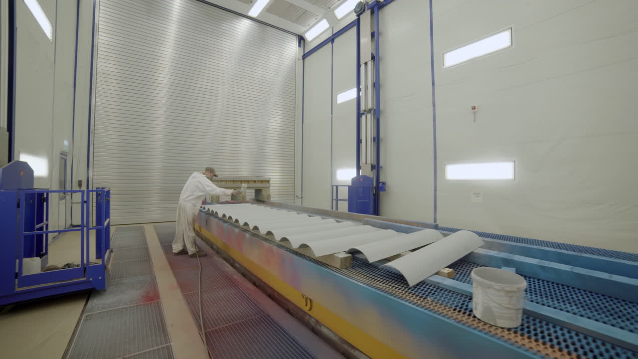 proceso de pintura industrial en una cabina de pintura