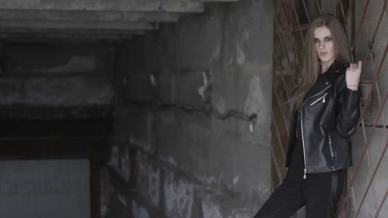 mujer con chaqueta de cuero, retrato urbano