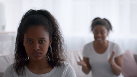 adolescente y madre discutiendo