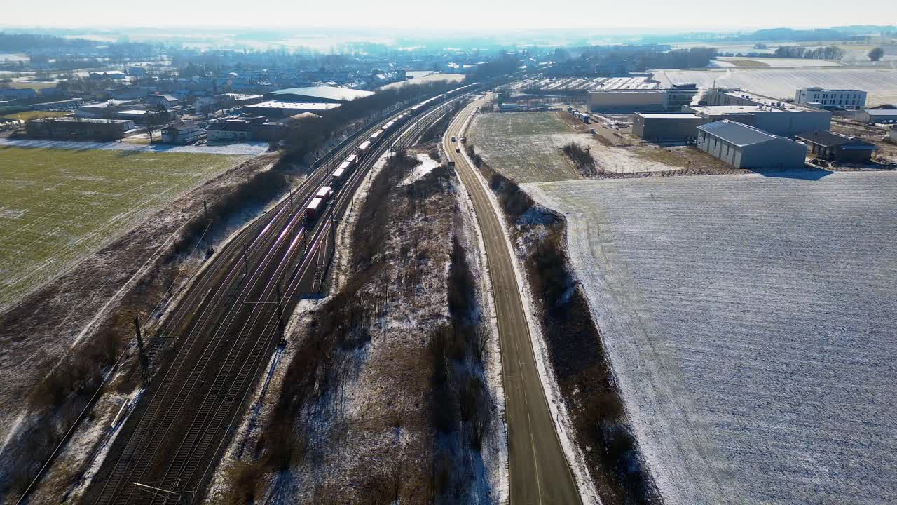 curva de ferrocarril helado a través del paisaje de la mañana de invierno