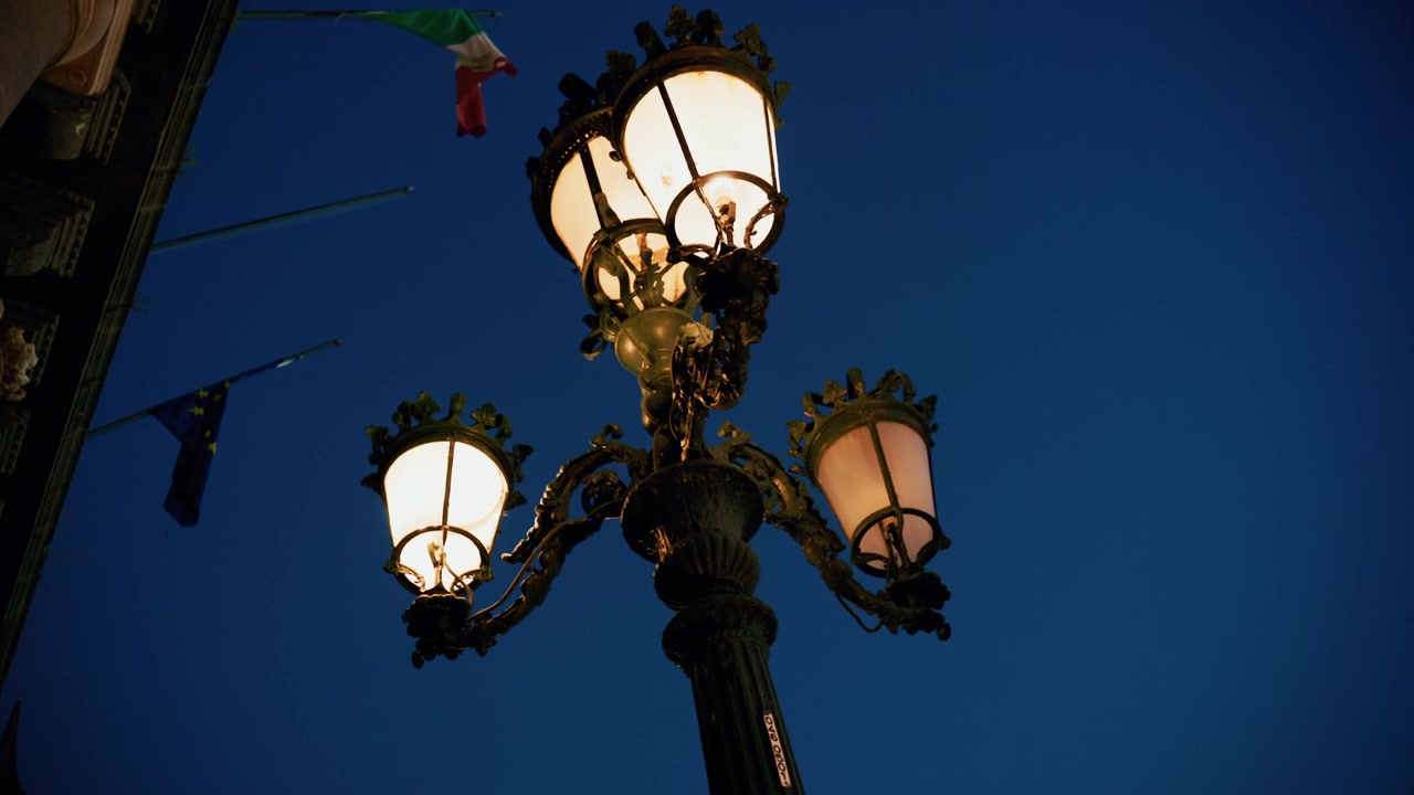Antico lampione in ferro in Piazza del Plebiscito, Napoli