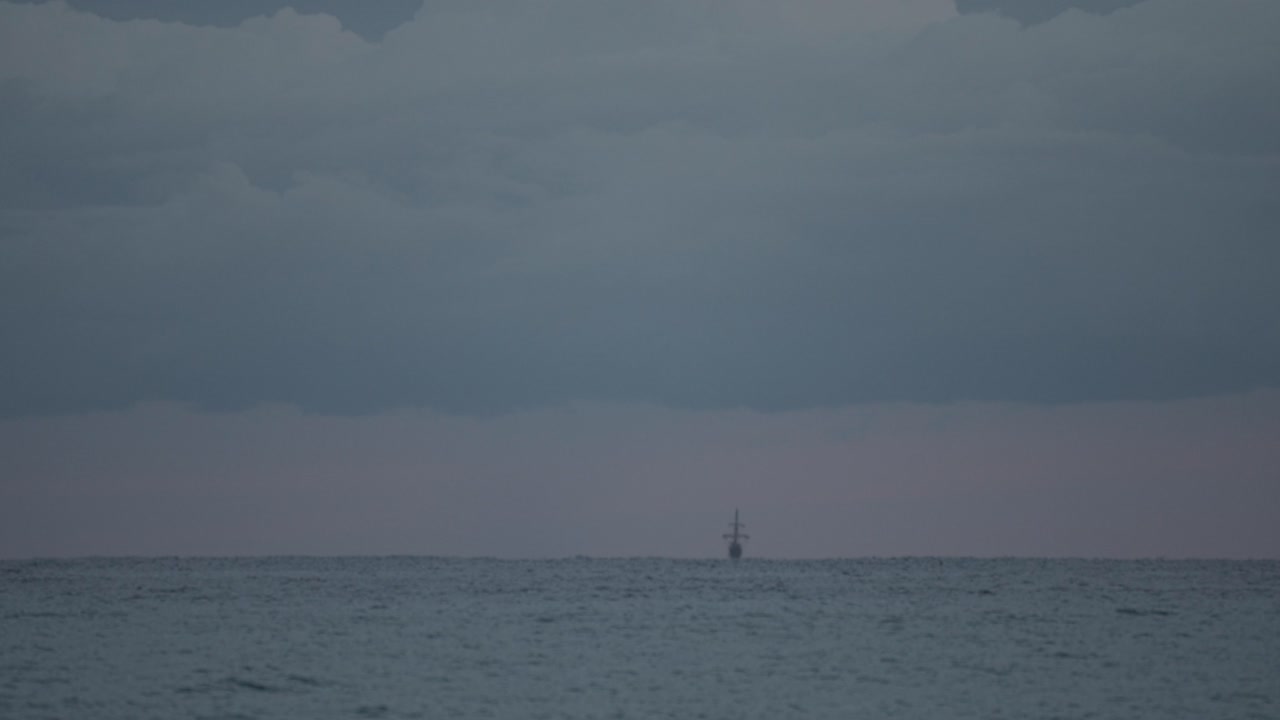 흐린 날 지중해에서 멀리 항해하는 16세기 갤리온 안달루시아 복제선