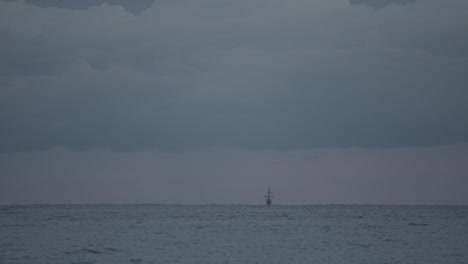 Réplica-De-Galeón-Andaluza-Del-Siglo-XVI-Navegando-A-Lo-Lejos-En-El-Mar-Mediterráneo-En-Un-Día-Nublado