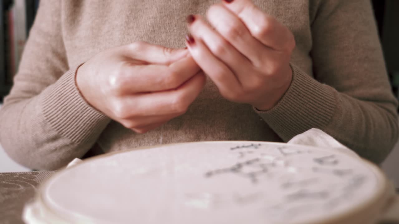 작물 얼굴 없는 여자 스레딩 바늘을  ⁇ 기 위해