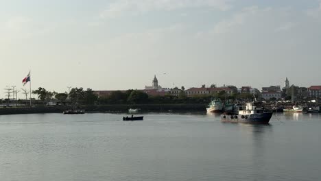 Blick-Auf-Die-Altstadt-Von-Panama-Stadt-Von-Der-Anderen-Seite-Der-Bucht