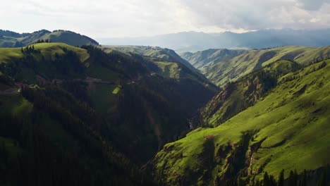 el paisaje de las montañas duku.