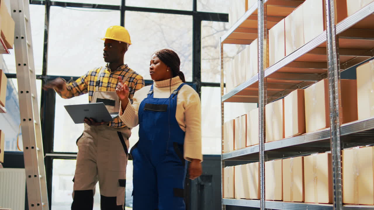 trabajadores del almacén discutiendo el inventario