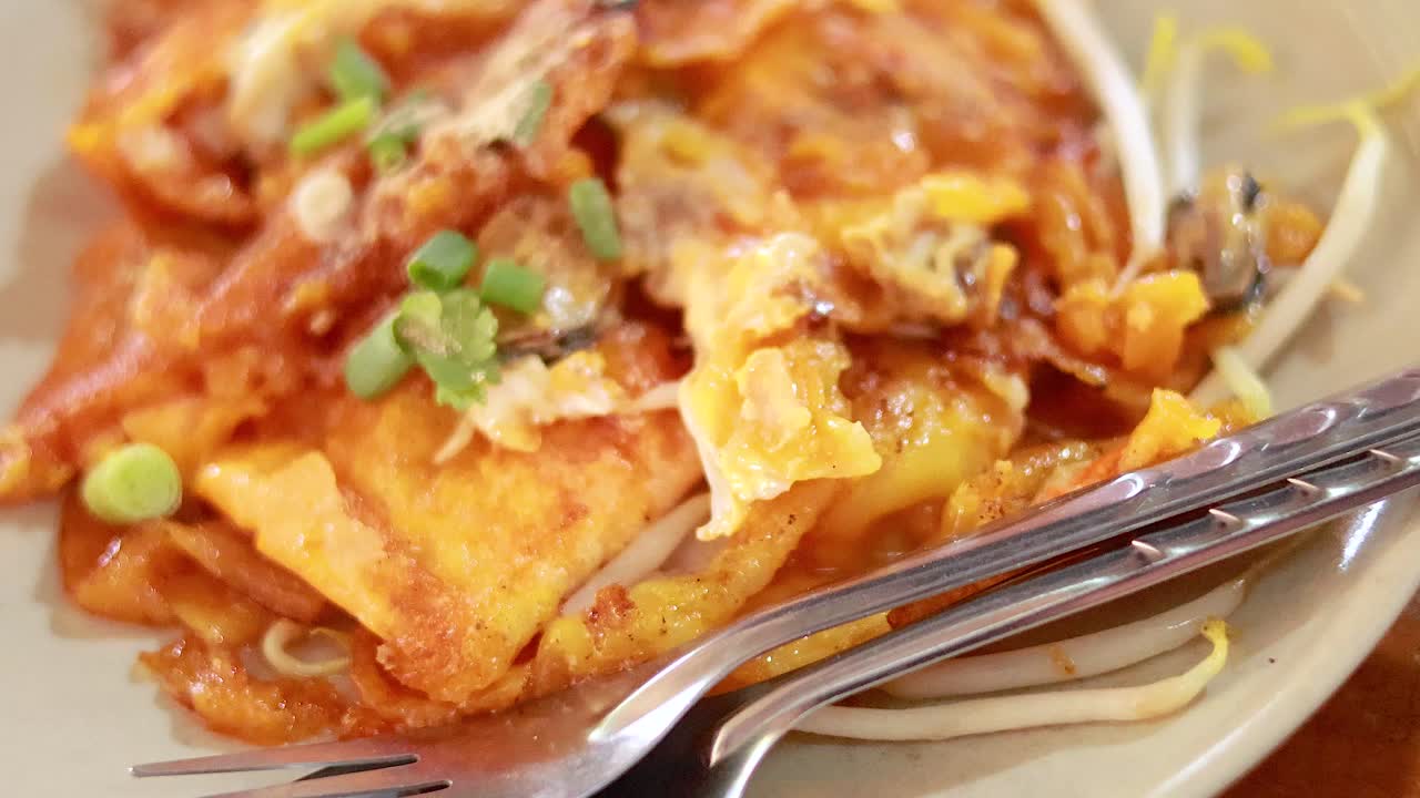 맛있는 패드 타이가 준비되고 제공되고 있습니다.