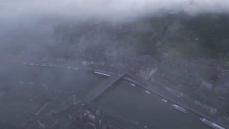 Ciudad-De-Dinant-En-Bélgica-Durante-La-Mañana-Brumosa,-Aérea