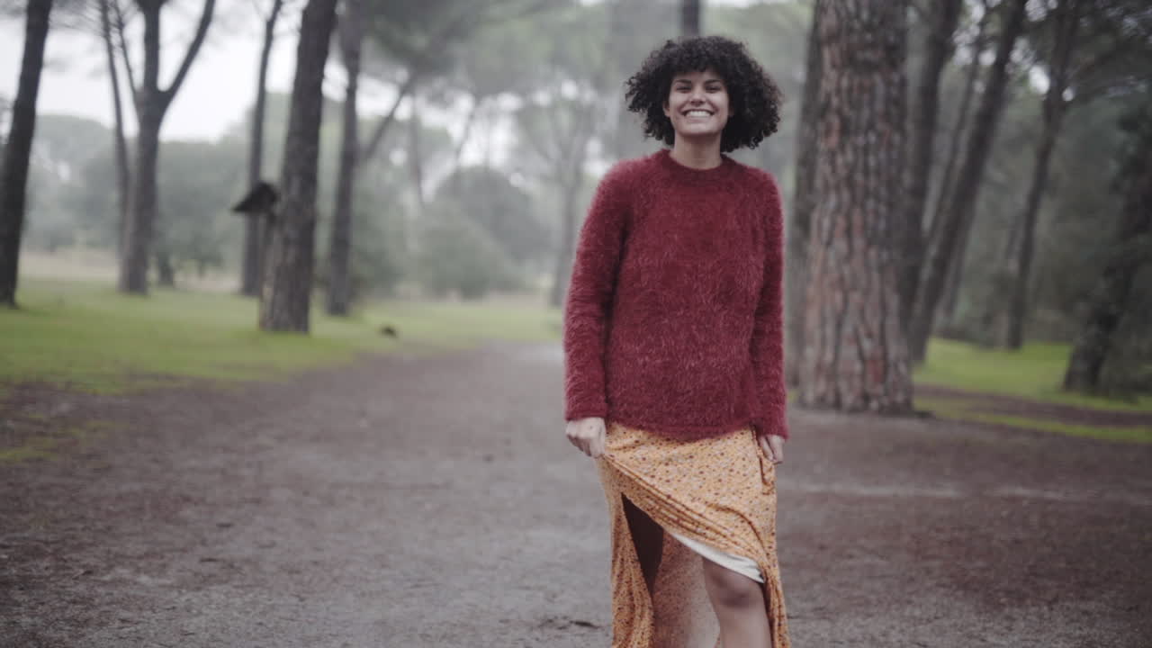 encantadora niña africana de raza mixta posando su feminidad en cámara lenta