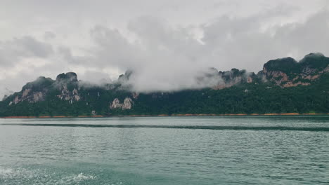 Kreuzfahrt-Durch-Das-Naturschutzgebiet-Khao-Sok-Nationalpark-Im-Süden-Thailands-Mit-Nebliger-Berglandschaft