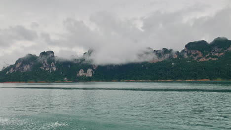 crucero por la reserva natural del parque nacional de khao sok en el sur de tailandia con paisajes de montañas nebulosas