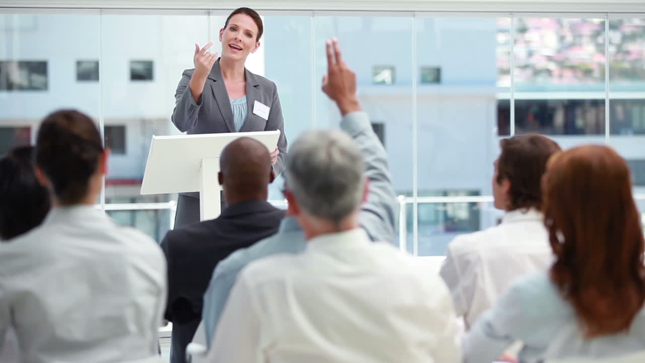 un hombre le hace una pregunta a una mujer.