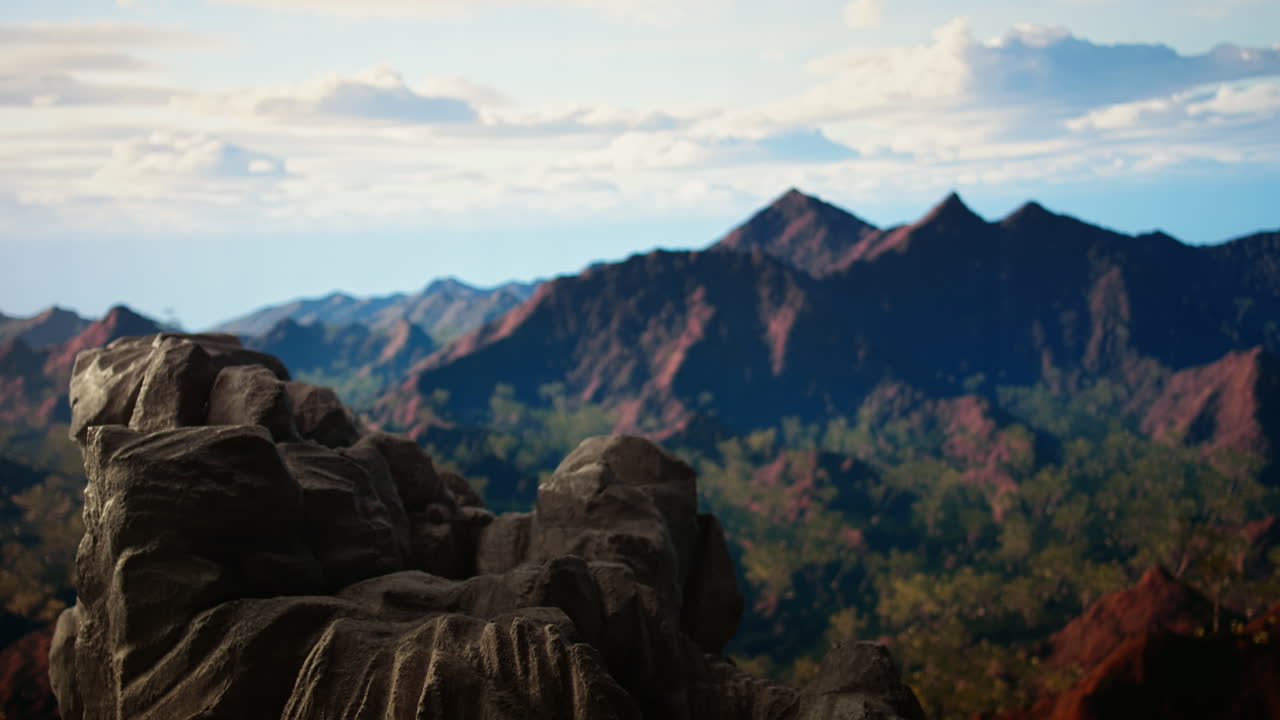 바위 절벽과 광활한 전망을 가진 외 산의 야생