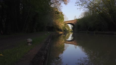 Vista-Estática-Durante-La-Hora-Dorada-En-El-Canal-Grand-Union-Cerca-Del-Spa-Leamington