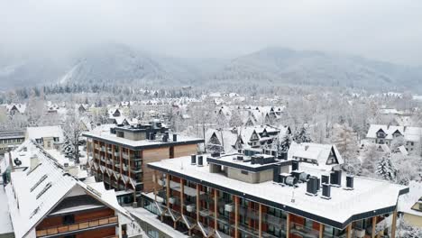 vista aérea del hotel bachleda wersal durante el invierno en zakopane, polonia.