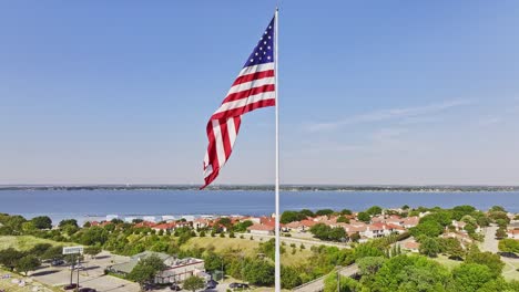 Disparo-De-Drones-De-Una-Gran-Bandera-Americana-En-Rockwall,-Texas