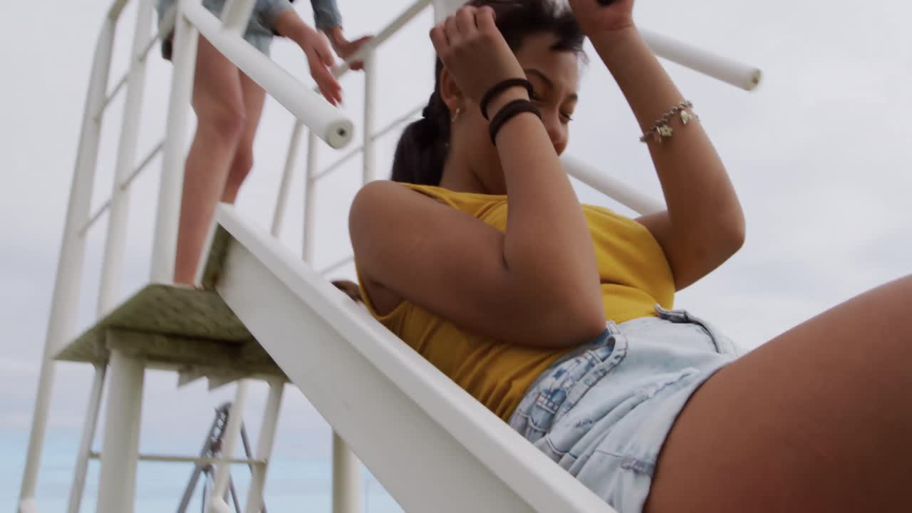 백인과 혼합 인종의 소녀가 함께 즐기는 낮은 각도 뷰