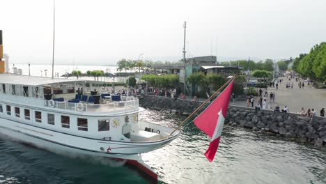 Luftaufnahme-Eines-Schönen-Kreuzfahrtschiffes,-Das-Am-Genfer-See-Im-Hafen-Von-Lausanne-In-Der-Schweiz-Anlegt,-Mit-Menschen,-Die-Von-Bord-Gehen