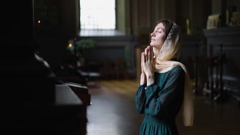 Woman-praying-on-her-knees