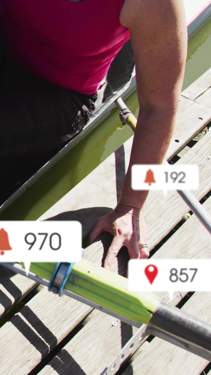 Video verticale: Rematore che prepara il singolo sul molo, icone che appaiono, stabilizza il remo e si lancia per lo sport.