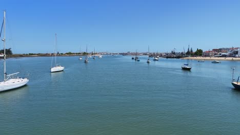 Drohnenschuss,-Der-Mit-Verankerten-Segelbooten-Tief-über-Dem-Wasser-Fliegt