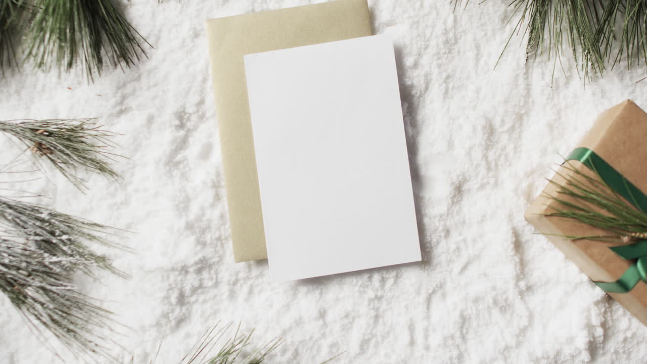 video de decoraciones de navidad y tarjeta blanca con espacio de copia en fondo de nieve