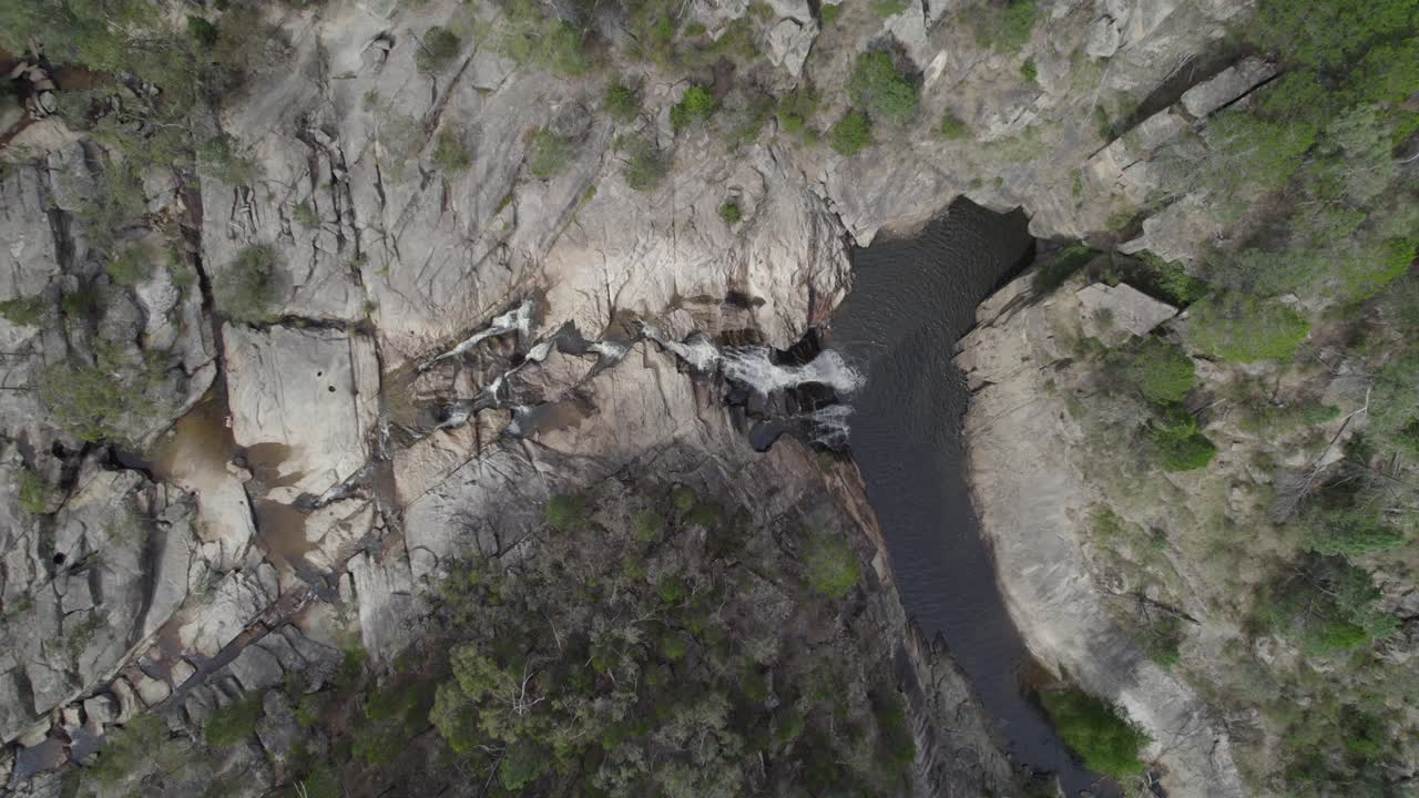 vista de pájaro sobre las cataratas woolshed en beechworth, australia - órbita de drones