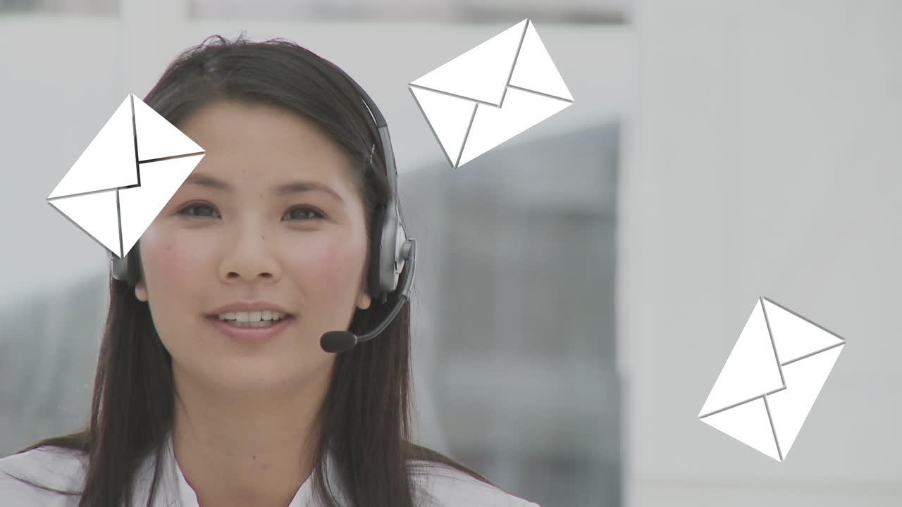 Operatore di call center che parla all'auricolare