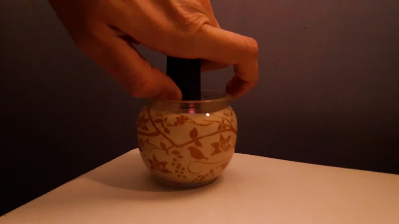 촛불을 켜는 남자의 클로즈업 샷