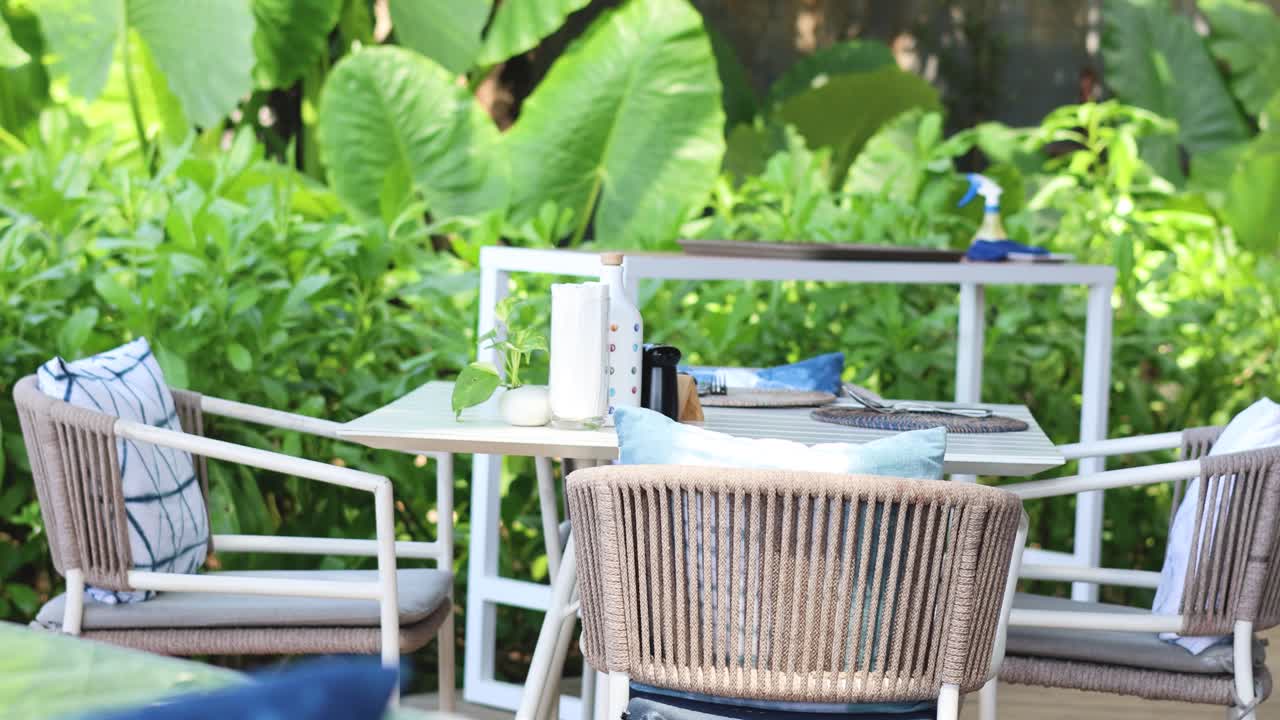 눈에 띄는 움직임이 없는 평화로운 마당 설정