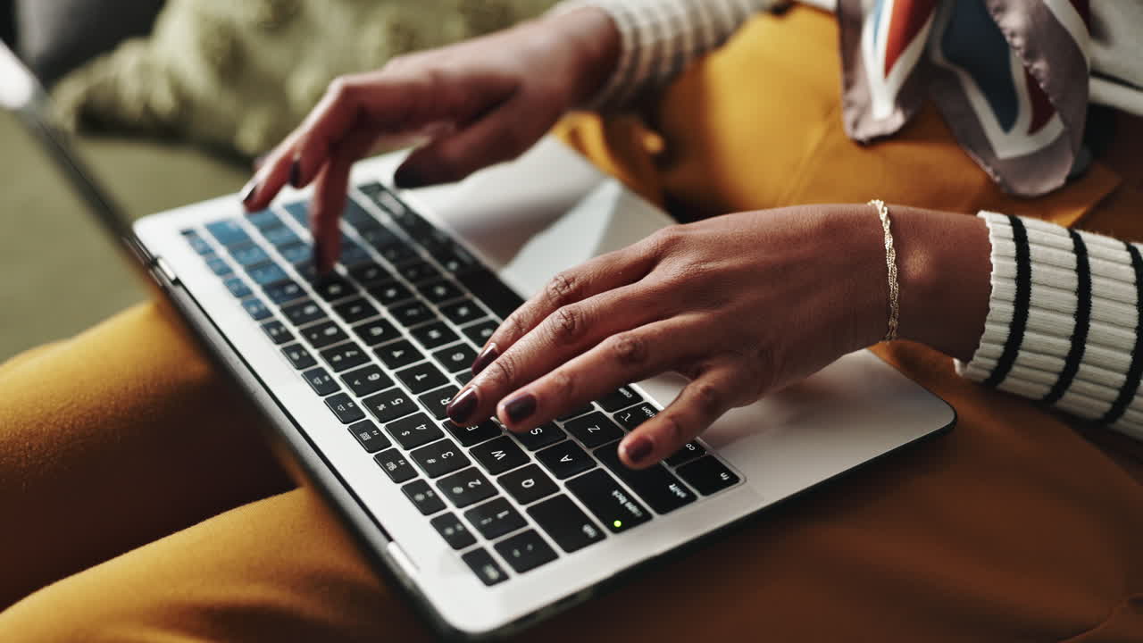 mujer escribiendo en una computadora portátil