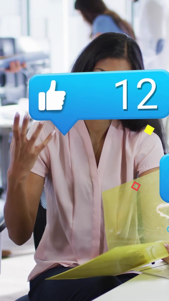 Video vertical: Mujer de negocios hojeando una carpeta amarilla, y al gesticular, burbujas azules ascienden buscando comentarios.
