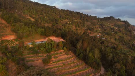 Un-Pequeño-Pueblo-En-Las-Montañas-De-Las-Colinas-De-Taita-Durante-La-Puesta-De-Sol,-Kenia