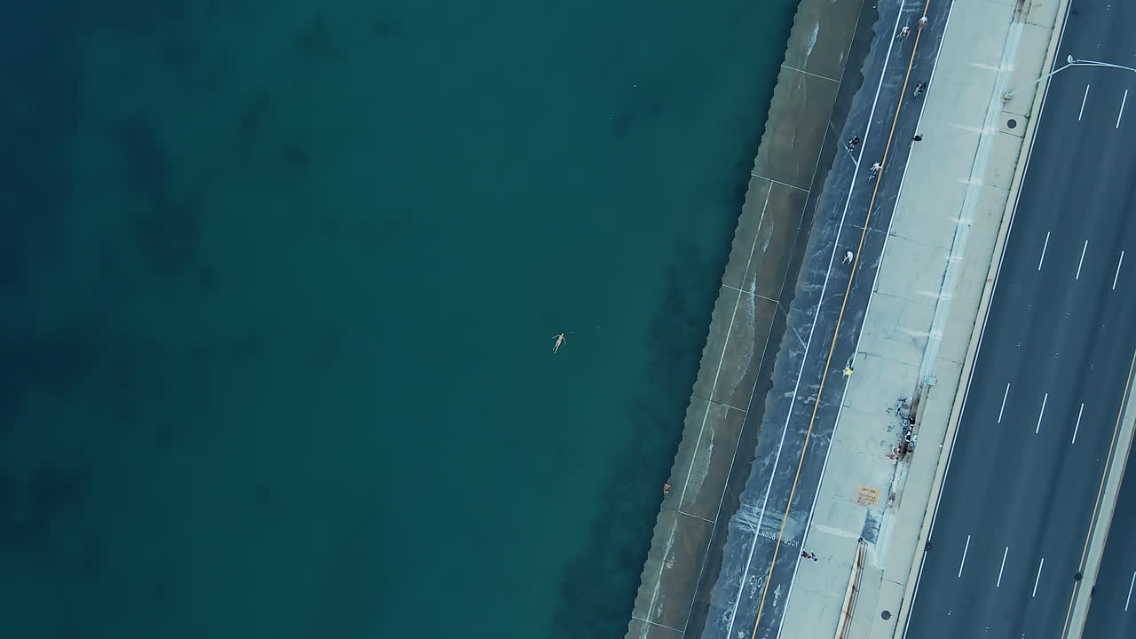 레이크 쇼어 드라이브 - 시카고 시내의 물과 도로의 위에서 아래로 찍은 사진