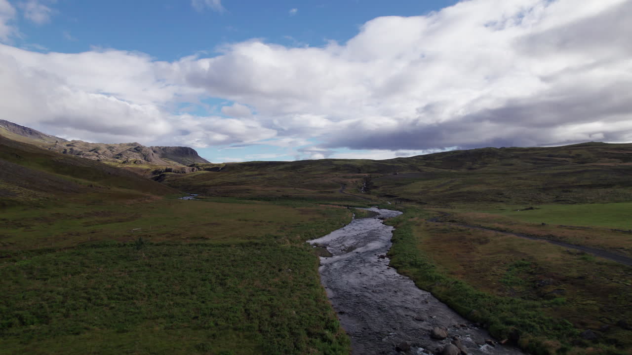 Vista aerea di un ruscello vicino alla cascata di Trollafoss nell'Islanda centrale