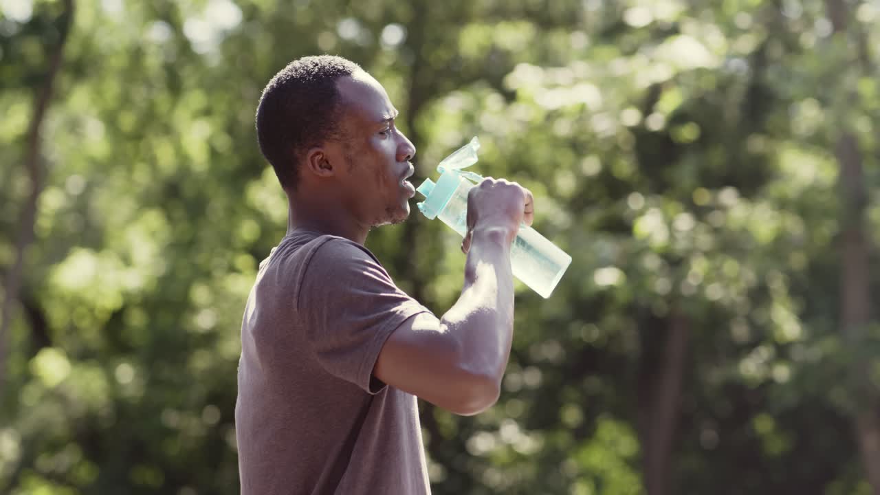 hombre bebiendo agua al aire libre