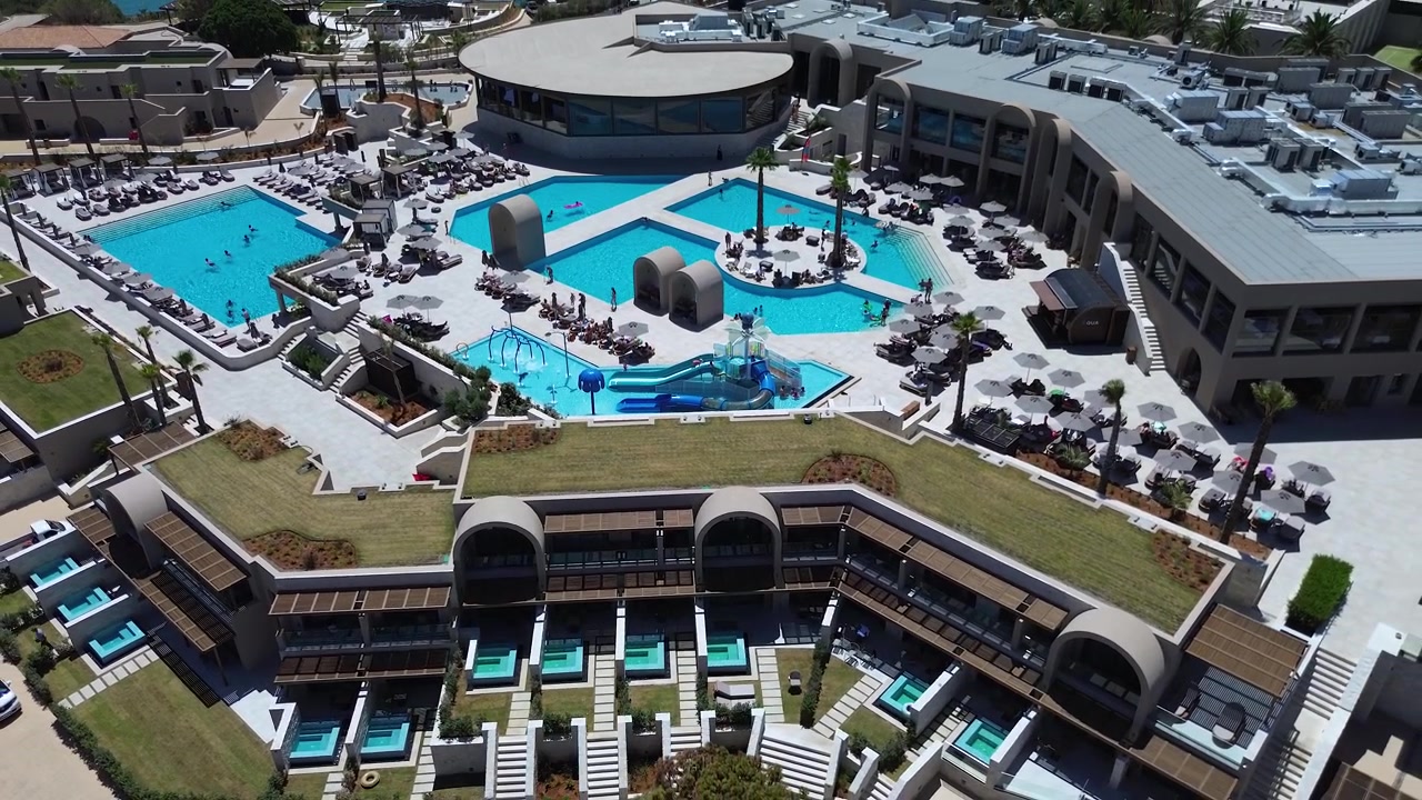 Resort moderno di lusso per famiglie con piscine private e scivoli acquatici per bambini, vista aerea