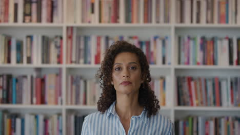 retrato de mujer de negocios de raza mixta madura que se ve confiada empresaria exitosa en el fondo de la estantería de libros en cámara lenta