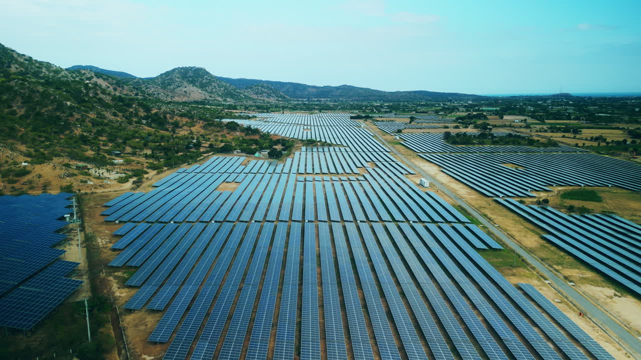 Luftfoto af stor solcellepark, der genererer ren energi