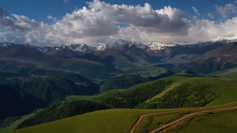 Región-Del-Elbrus.-Volando-Sobre-Una-Meseta-Montañosa.-Hermoso-Paisaje-De-La-Naturaleza.