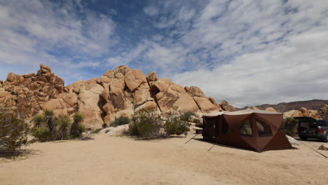 Campingplatz-Einrichtung-Im-Joshua-Tree-Nationalpark-Im-Indian-Cove-Campingplatz-An-Einem-Windigen-Frühlingstag-In-Kalifornien