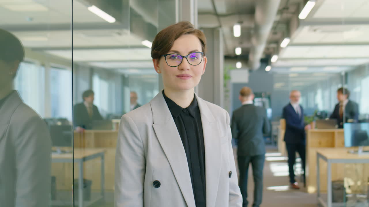 Портрет молодой деловой женщины в офисе