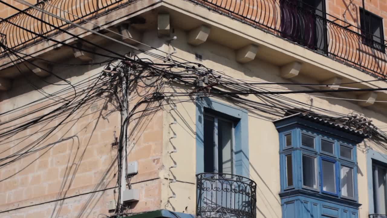 instalación de cables eléctricos en ciudades subdesarrolladas urbanas