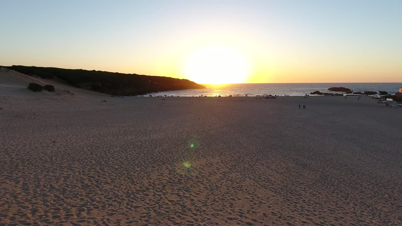 toma aérea de la puesta de sol en la playa de el kala