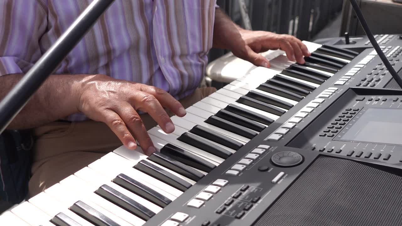 hombre tocando un teclado electrónico
